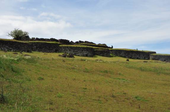 Ruínas da cidade cerimonial de Orongo, no topo do vulcão Rano Kau, em Rapa Nui (ou Ilha de Páscoa), ilha chilena no meio do Oceano Pacífico
